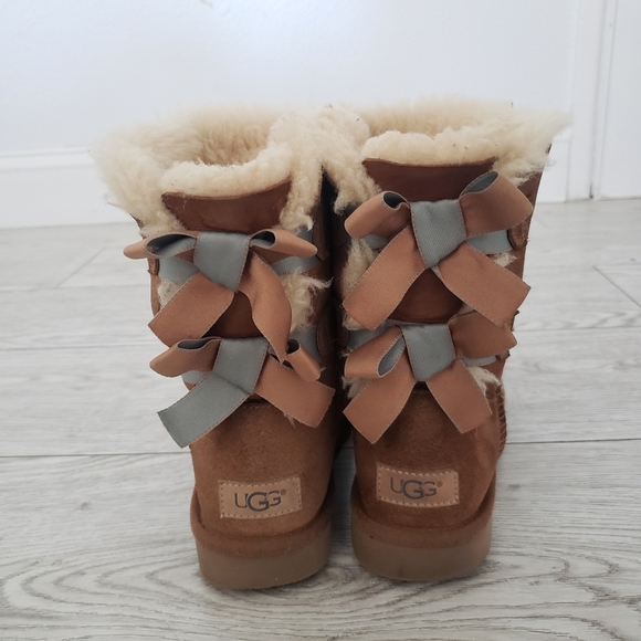 UGG CHESTNUT BAILEY BOW SHEEPSKIN BOOTS, WOMEN US 6 - Picture 1 of 9